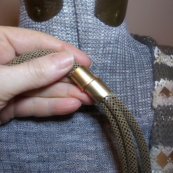 3/$18 Faux Leather & Hammered Gold Reversible Necklace - Picture 4 of 4